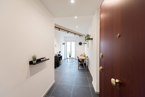 43-英寸智能电视（配备数码频道）、Netflix、流媒体服务