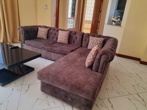 Appartamento Deluxe | Area soggiorno | Smart TV 24 pollici con canali digitali