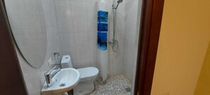 Bathroom - Kenut Hostel (Yerevan)