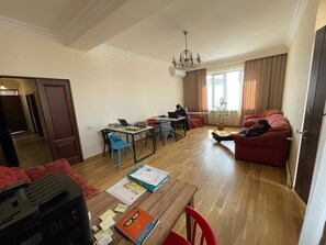 Living area - Kenut Hostel (Yerevan)