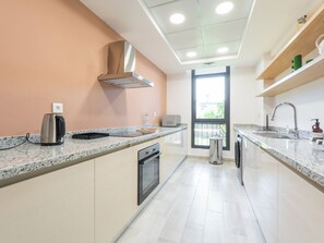 Appartement Premium, 2 chambres, vue jardin, rez-de-chaussée | Cuisine privée | Réfrigérateur, micro-ondes, four, plaque de cuisson