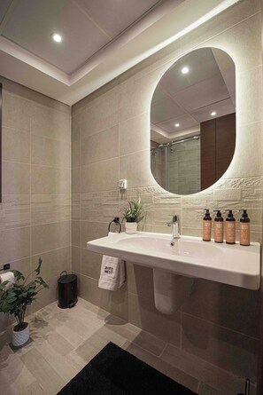 Apartament panoràmic, vistes al jardí | Bany | Dutxa, capçal de dutxa tipus cascada i articles de tocador gratuïts 