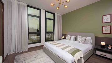 Skrivebord, skrivebord for bærbar PC, wi-fi (inkludert) og sengetøy