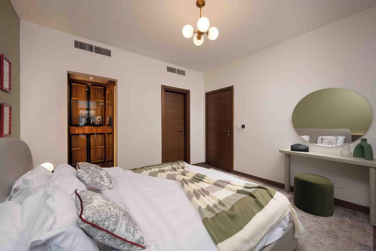 Schreibtisch, laptopgeeigneter Arbeitsplatz, kostenloses WLAN