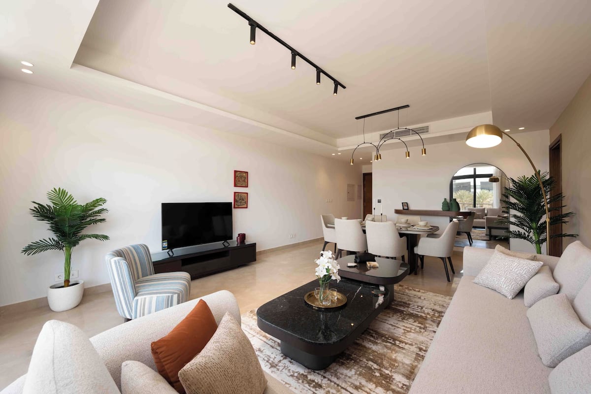 Apartamento sénior | Zona de estar | Smart TV de 55 pulgadas con canales por satélite