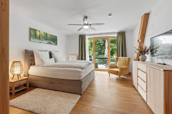 2 bedrooms, in-room safe, desk, iron/ironing board