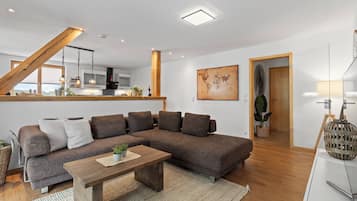 Smart TV, futbolito y tenis de mesa