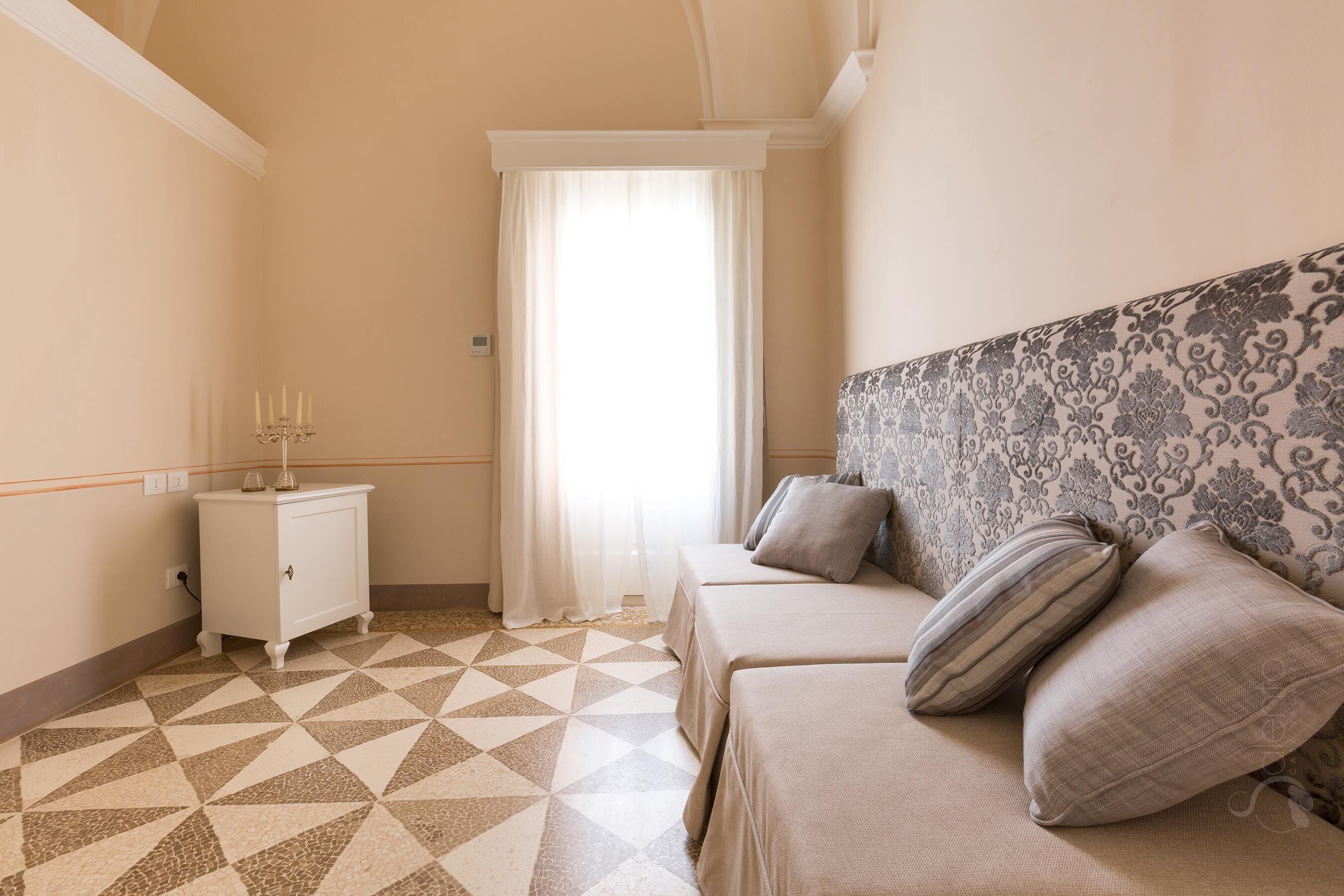 华丽套房 | 办公桌、隔音、免费 WiFi、床单