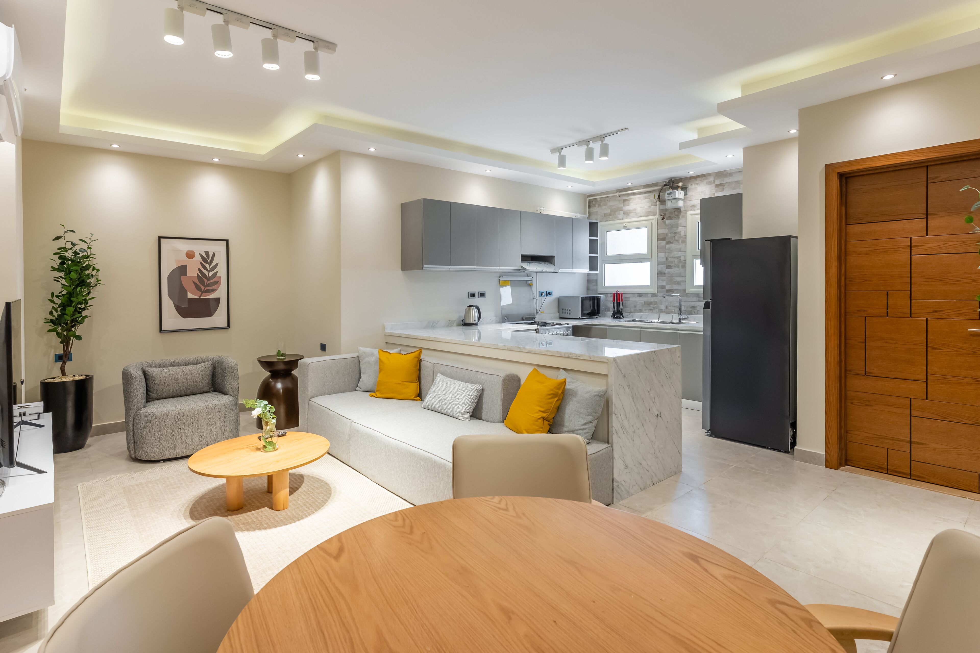 ベーシック アパートメント | リビング エリア | 43 インチの液晶テレビ (衛星放送視聴可)