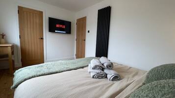 3 bedrooms, iron/ironing board, free WiFi, bed sheets