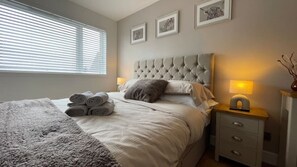 3 bedrooms, iron/ironing board, free WiFi, bed sheets - Braeview Contemporary Luxury NC500 Holiday Home - Sleeps 5 (Wick)