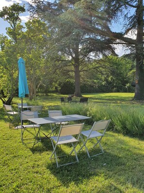 Outdoor dining - Gîte Le Cèdre Bleu (Saint-Lattier)