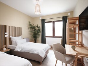 Individually decorated, individually furnished, desk, laptop workspace - Haus Moorhoff (Hannover)