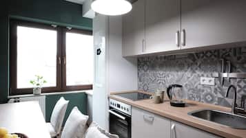 Lemari es besar, oven, kompor, dan mesin pencuci piring