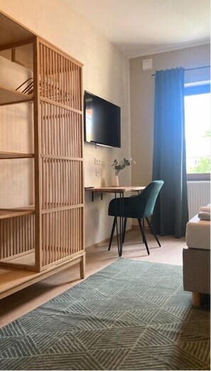 Individuell dekoriert, individuell eingerichtet, Schreibtisch