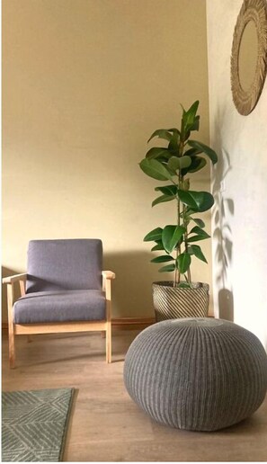 Individually decorated, individually furnished, desk, laptop workspace - Haus Moorhoff (Hannover)