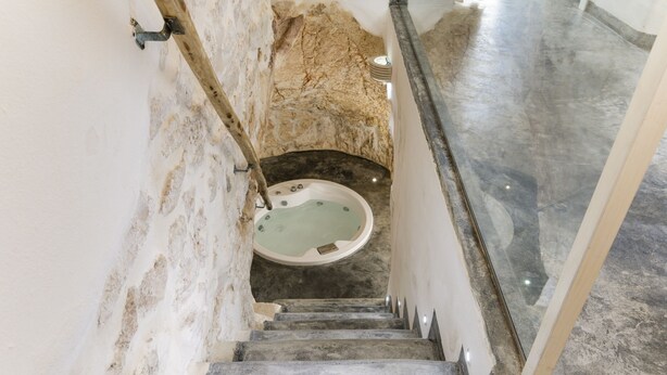 A staircase leading to a spa area with a hot tub. - 19 White Luxury Suite With Jacuzzi by Wonderful Italy (Ostuni)