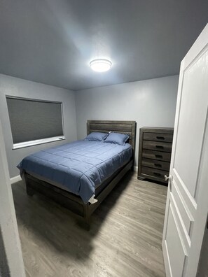 4 bedrooms, travel cot, free WiFi, bed sheets - Multi-Family Condo - Sleeps 8 (Anchorage)