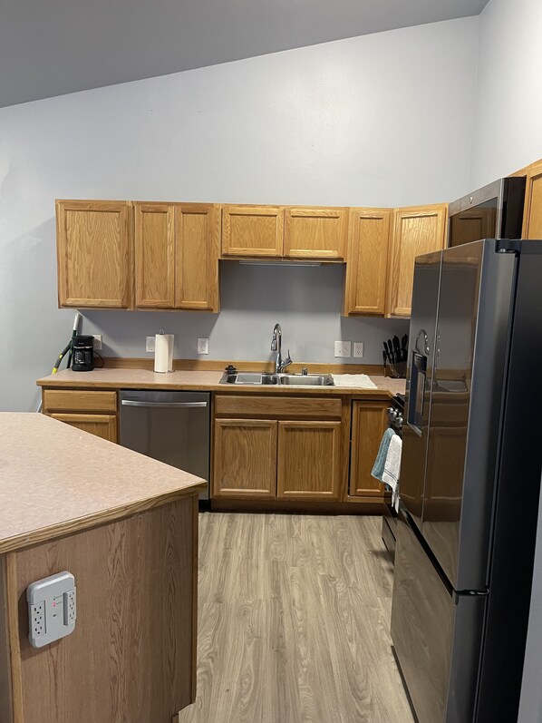 Fridge, microwave, oven, stovetop - Multi-Family Condo - Sleeps 8 (Anchorage)