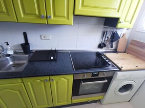 Een microgolfoven, een oven, een kookplaat, een vaatwasser