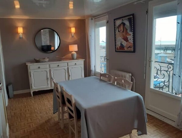 Enjoy meals in the dining area with a view of the sea.