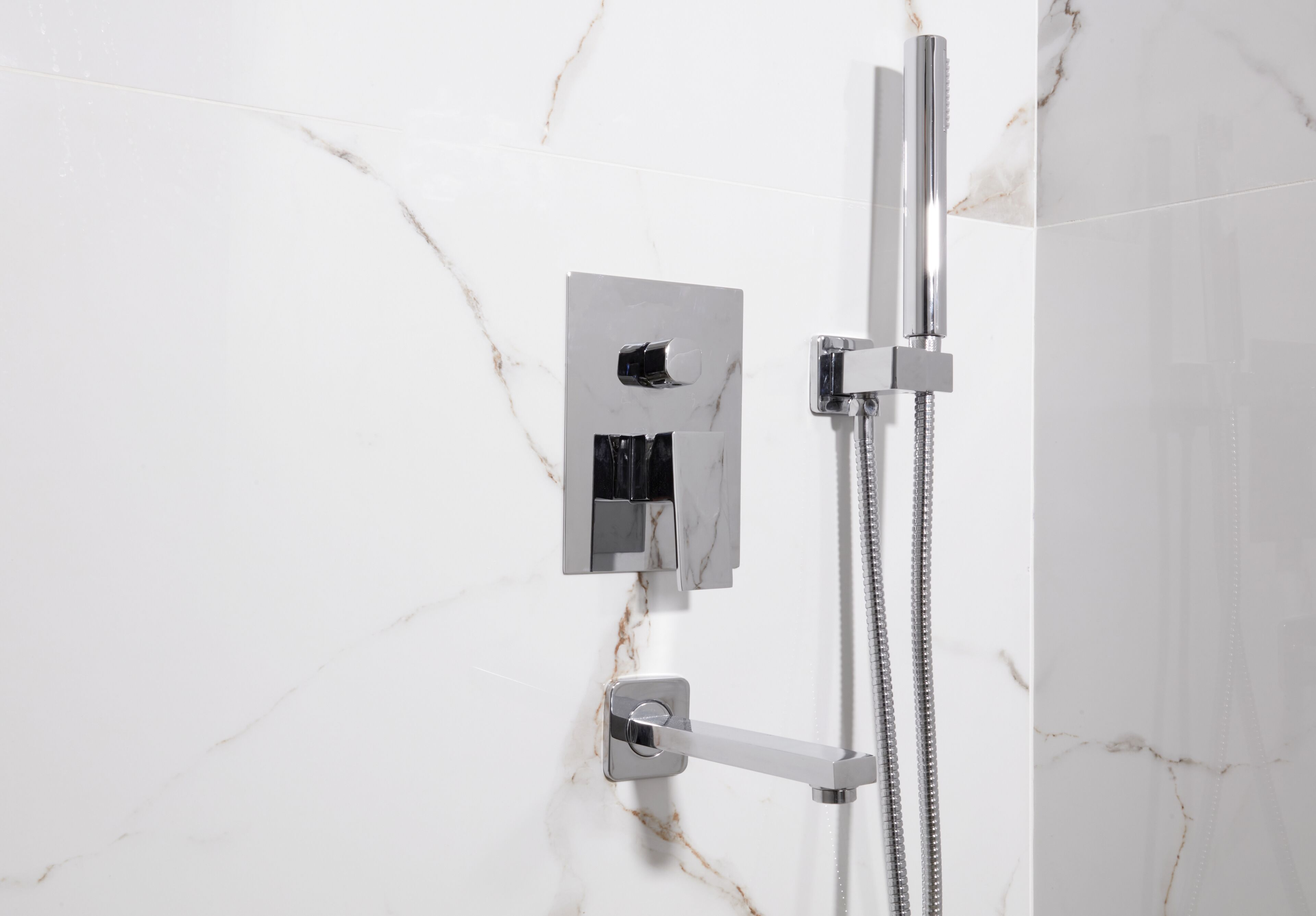Una ducha moderna con panel de control y cabezal de ducha manual frente a una pared de mármol.