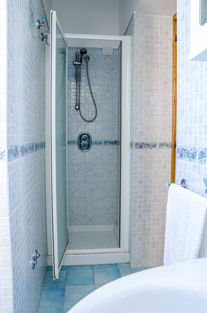 Dusche, Haartrockner, Bidet, Handtücher