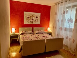 2 bedrooms, iron/ironing board, travel cot, free WiFi