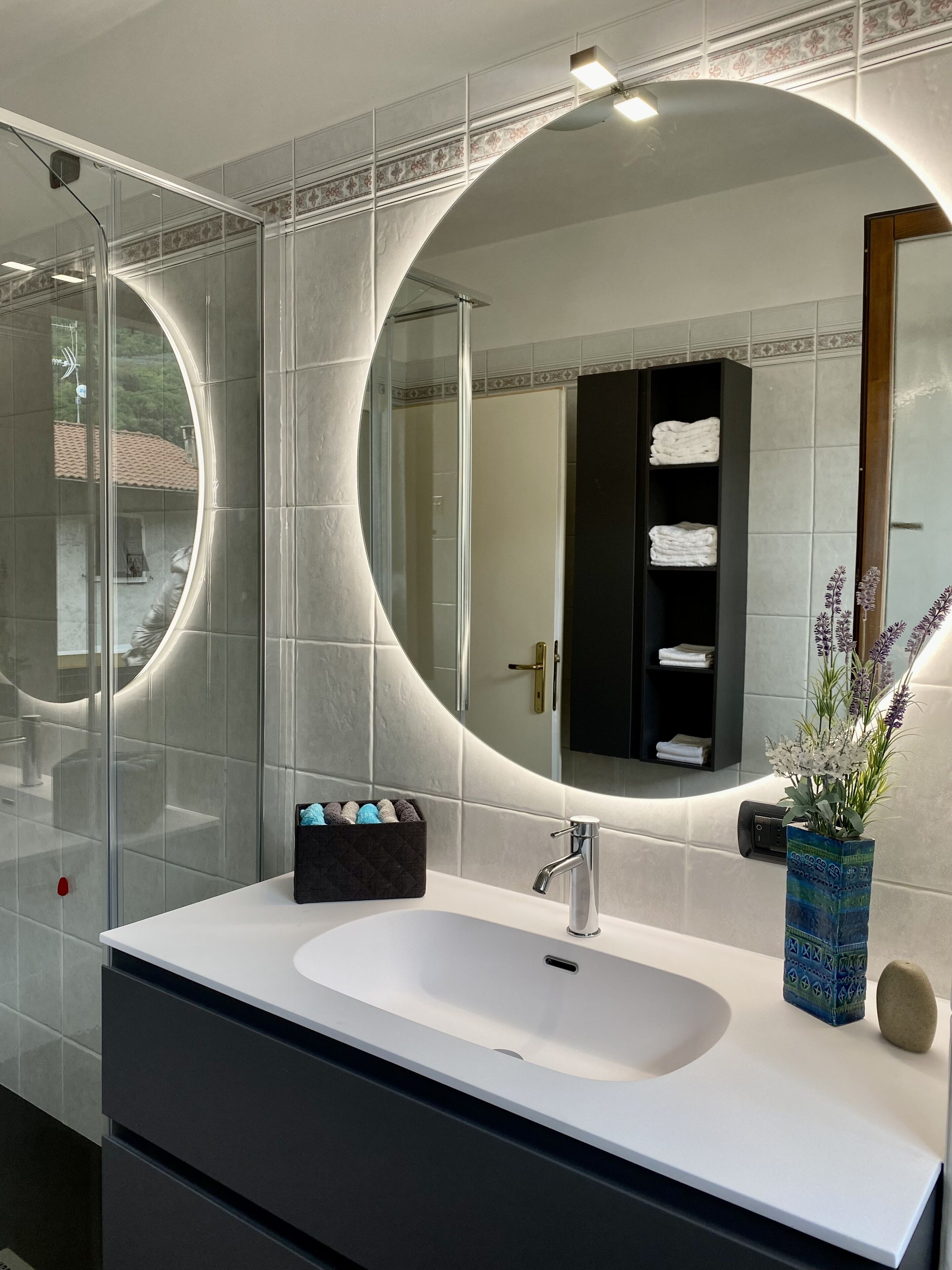 Regadera, secadora de cabello, bidet, toallas 