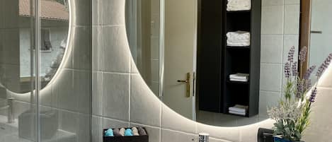 Shower, hair dryer, bidet, towels
