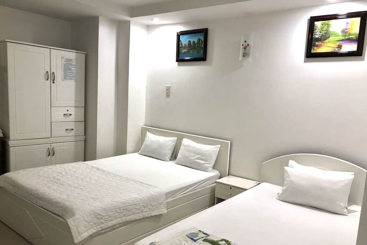 Monolocale familiare, letti multipli, vista canale | Minibar, una scrivania, lenzuola