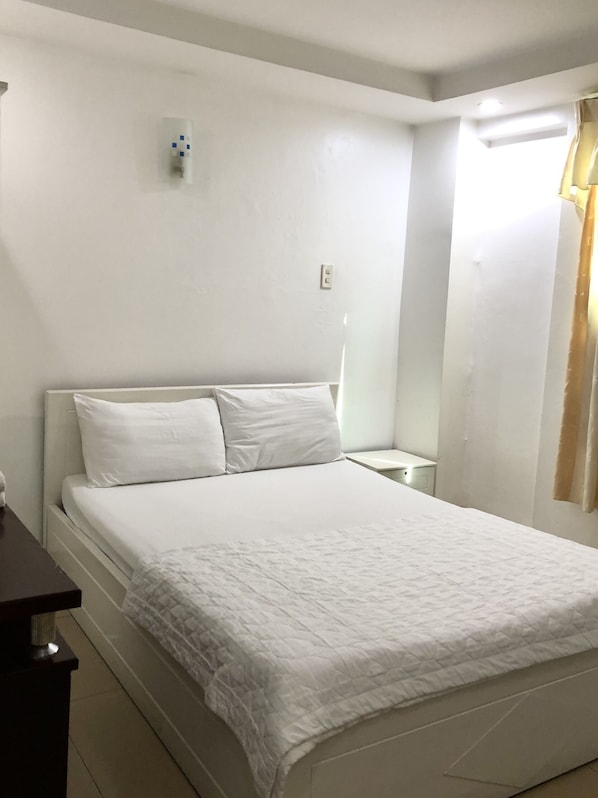 Superior Single Room, 1 Twin Bed | Minibar, desk, bed sheets