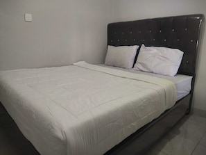 Laptop workspace, free WiFi, bed sheets - OYO 1067 Villa Sofia At Silang (Silang)