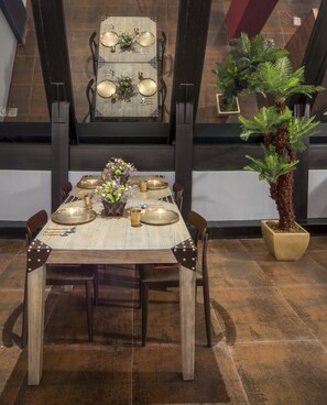 Café da manhã com buffet todos os dias (INR 300 por pessoa)