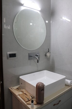Quarto casal standard | Banheiro | Chuveiro, chuveiro com efeito de chuva, roupões de banho, chinelos
