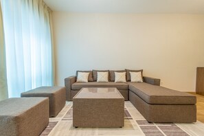 Leilighet – elite | Oppholdsområde | En 50-tommers smart-TV med kabel-kanaler