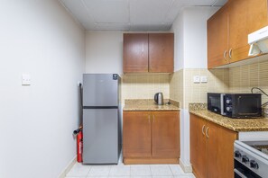 Appartement Élite | Cuisine privée | Réfrigérateur, four à micro-ondes, un four, surface de cuisson