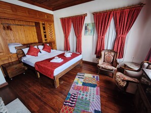 Deluxe-Doppelzimmer | Hochwertige Bettwaren, Schreibtisch, kostenloses WLAN, Bettwäsche