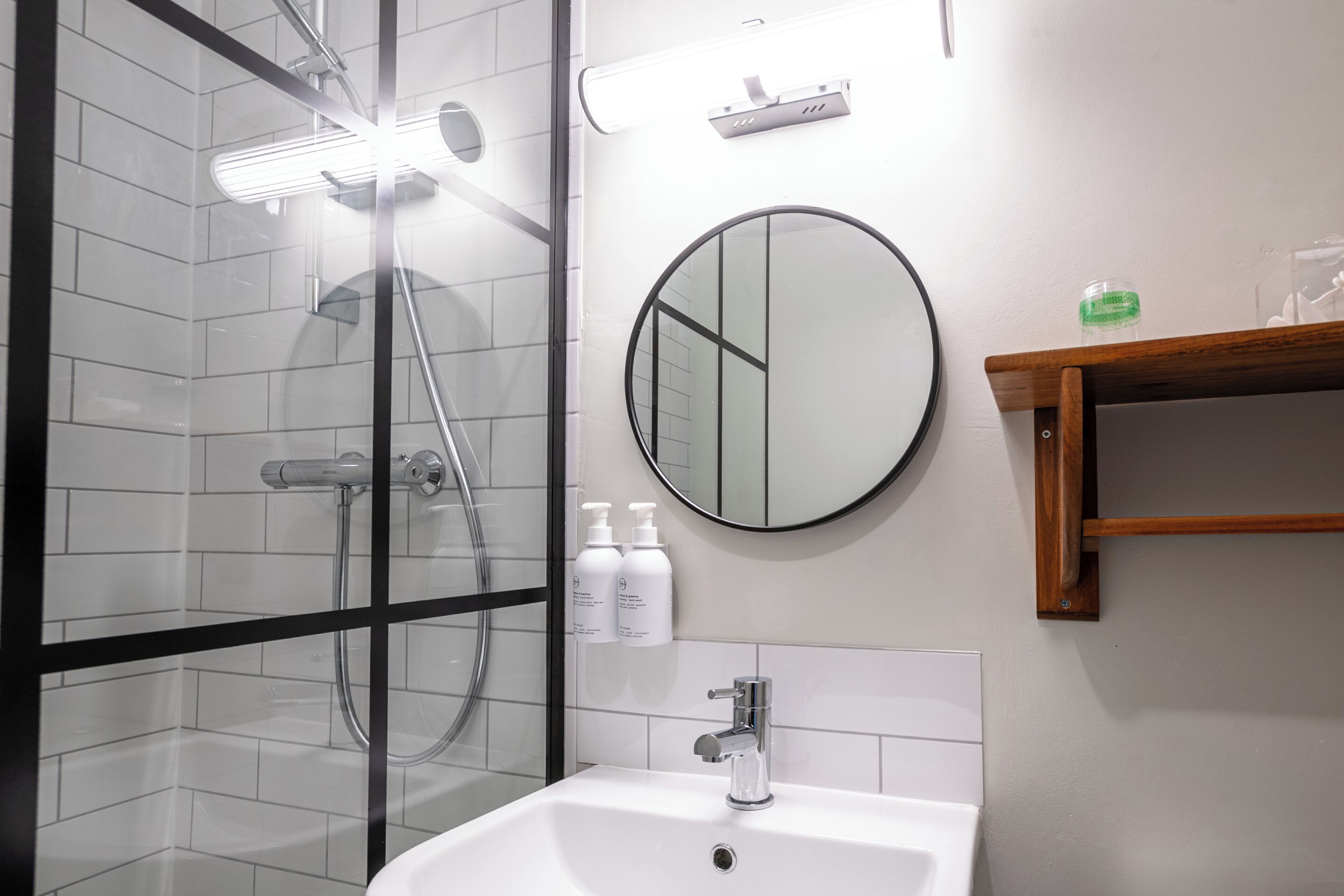 Habitación con 1 cama doble o 2 individuales | Baño | Artículos de higiene personal de diseño, secador de pelo y toallas