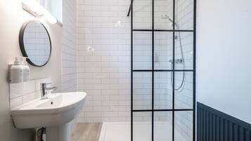 Szoba kétszemélyes vagy két külön ággyal | Fürdőszoba | Designer piperecikkek, hajszárító, törölközők és szappan