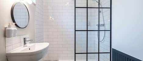 Habitación con 1 cama matrimonial o 2 individuales | Baño | Amenidades de baño de diseñador, secadora de cabello, toallas, jabón