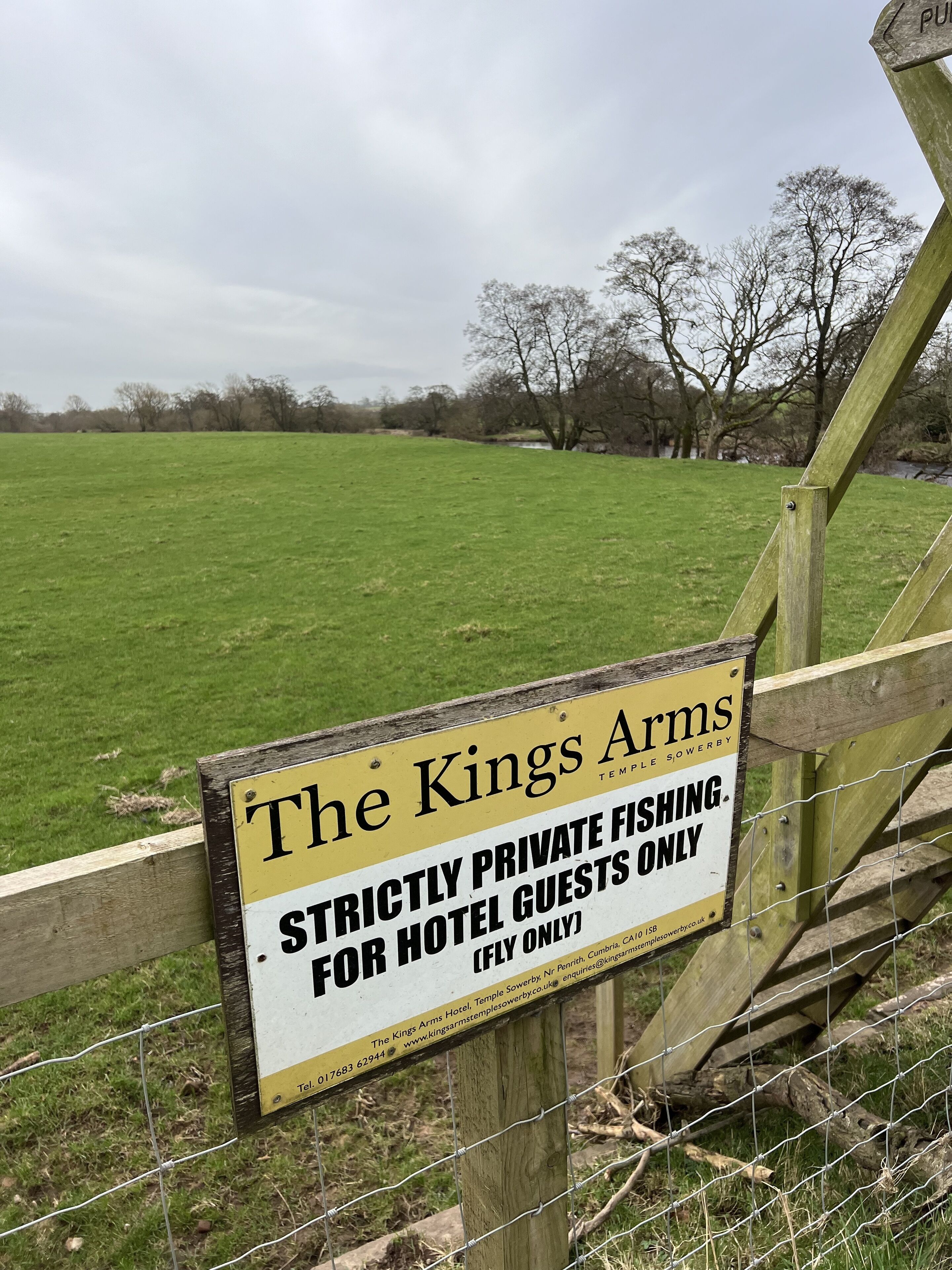 Un panneau indique que le site appelé «The Kings Arms » est une zone de pêche privée réservée aux clients de l’hôtel.