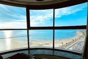 Apartamento superluxo | Área de estar | Smart TV 65 polegadas com canais digitais, Netflix