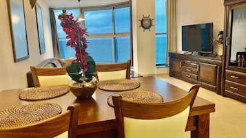 Luxury-Apartment | Wohnbereich | 65-Zoll-Smart-TV mit Digitalempfang, Netflix, Streaming-Dienste