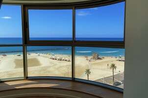 65-inch Smart TV with digital channels, Netflix, streaming services