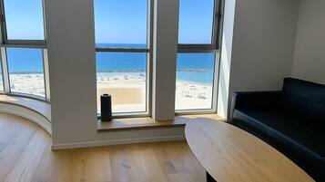 Appartement Luxe | Coin séjour | TV connectée de 65 pouces avec chaînes numériques, Netflix