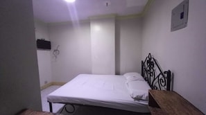 Quarto casal standard | Escrivaninha, espaço de trabalho para notebook, roupa de cama