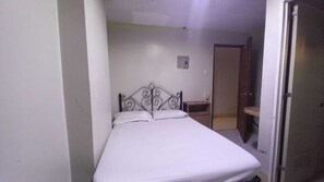 Standard Double Room - OYO 1066 Dorotello Apartelle (Pasig)