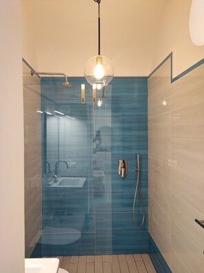 Dusche, Haartrockner, Bidet, Handtücher