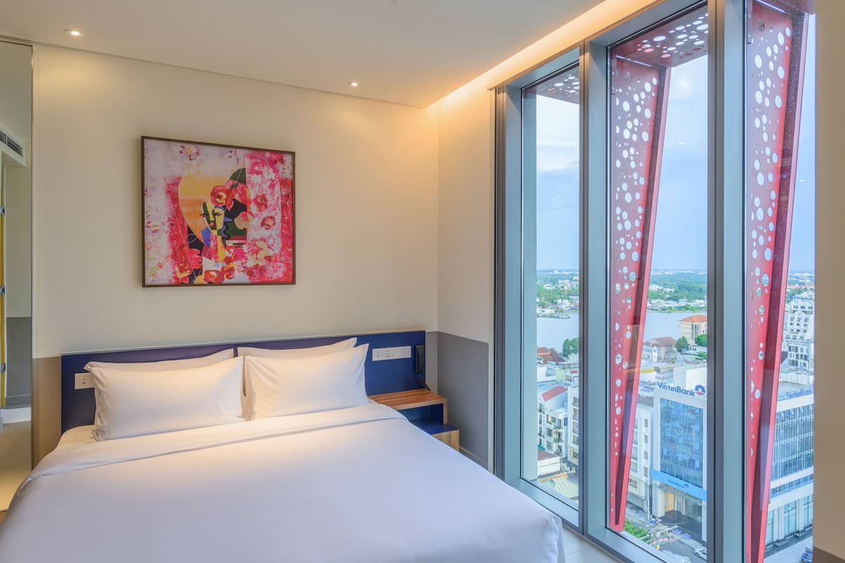Luxury Suite, 1 King Bed, River View